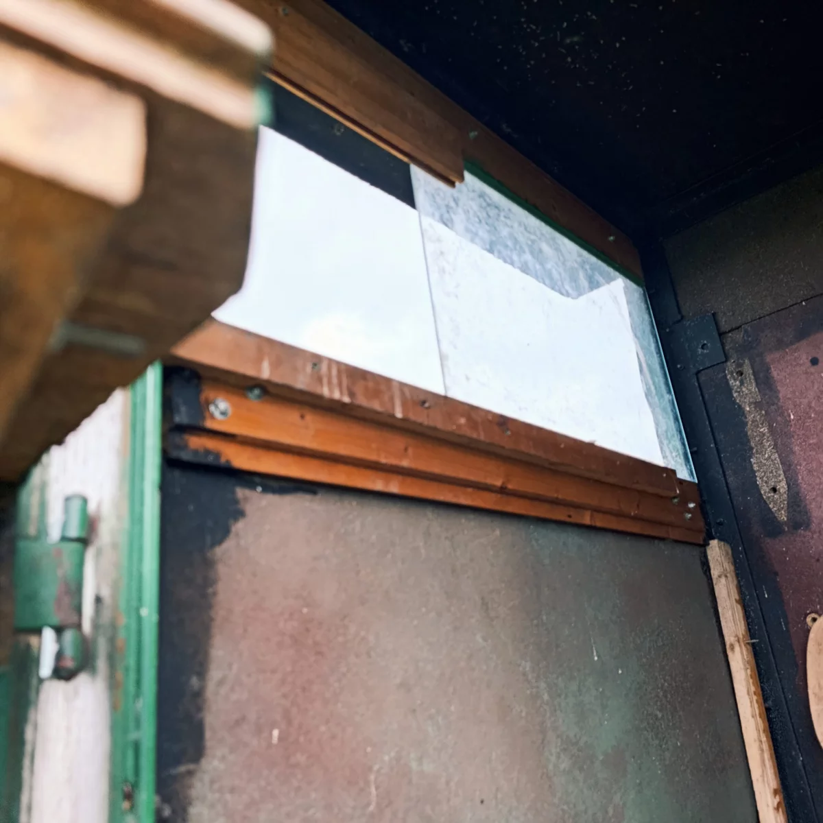 Seitenfenster einer Jagdkanzel mit Tisch