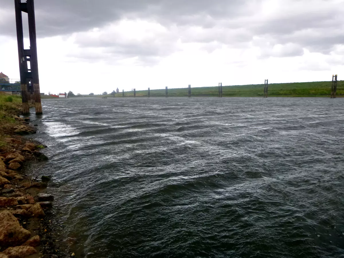 Sturm und Wellen an einem Angelgewässer im Herbst