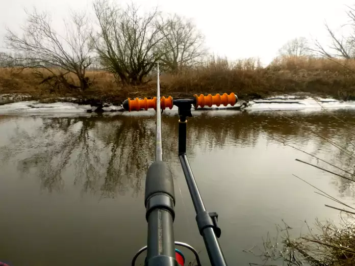 Winkelpicker in 2.40m auf einer Rutenablage am kleinen Fluss