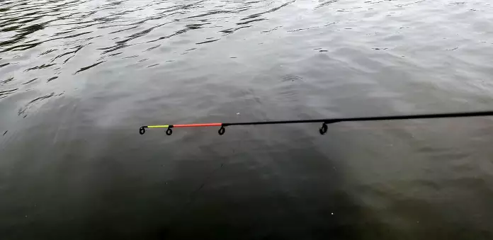 Winkelpickerspitze am Teich über eiskaltem Wasser