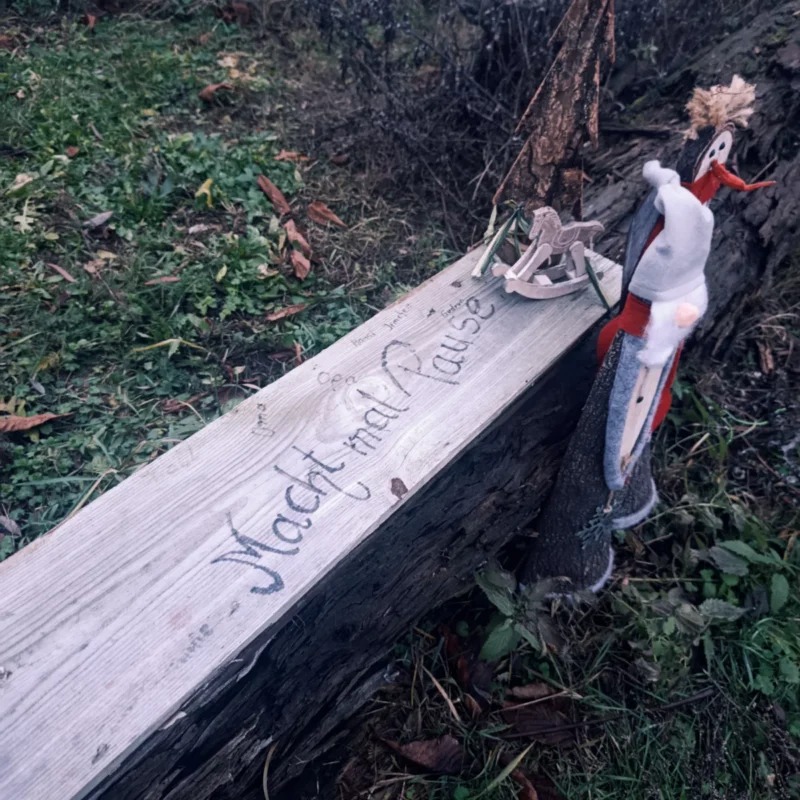 Sitzbank mit Winterdekoration