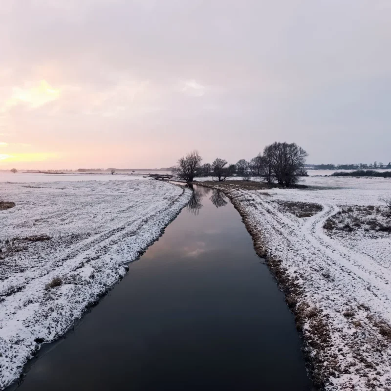 kleiner Fluss im Winter mit Schnee am Ufer 