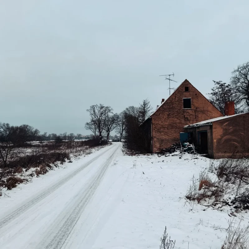verlassenes Haus an einem Feldweg entlang der Route von der Winterwanderung 