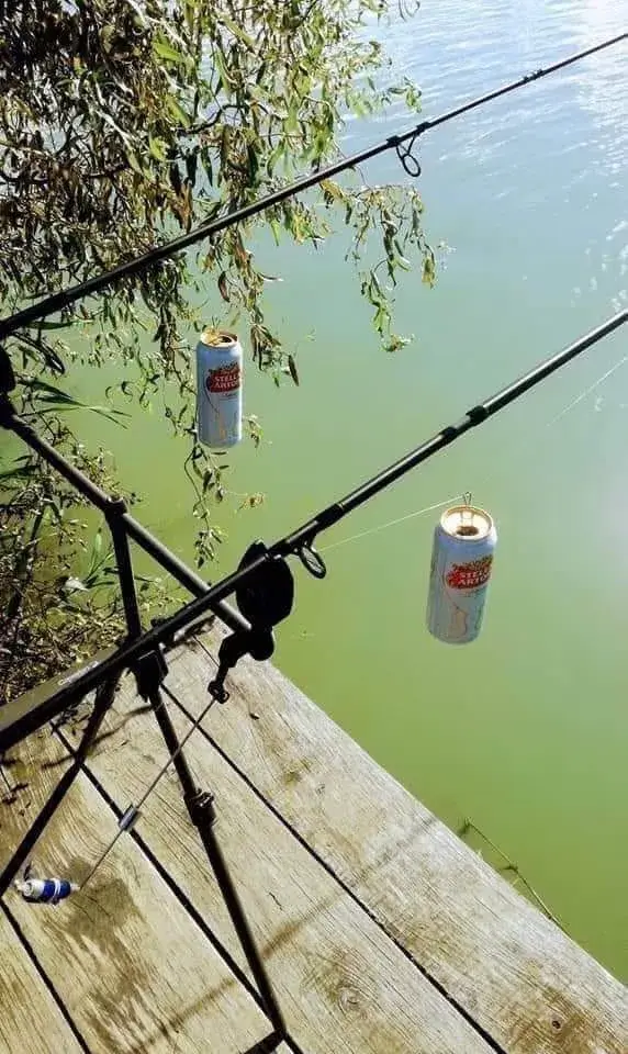 witziger Karpfenangler nutzt Bierdosen als Bissanzeiger