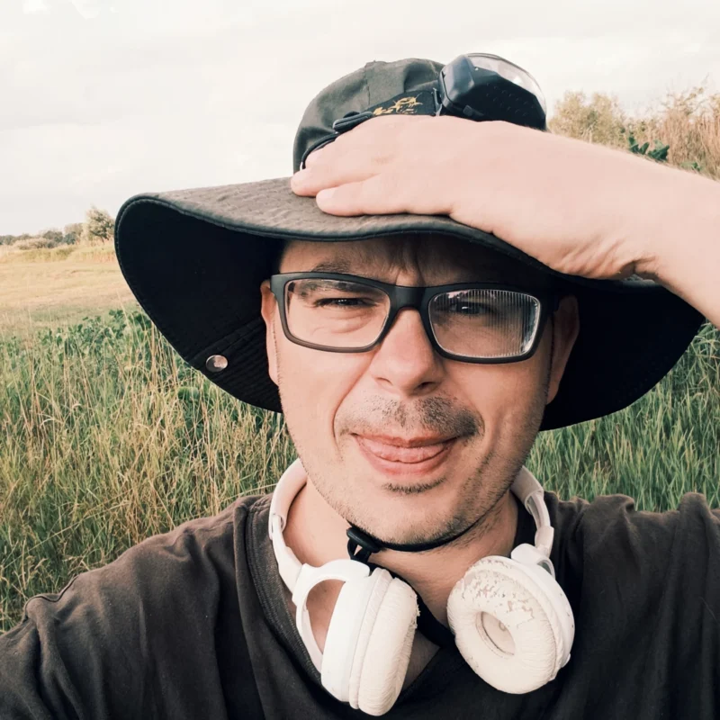 Christoph starrt auf Seerosen