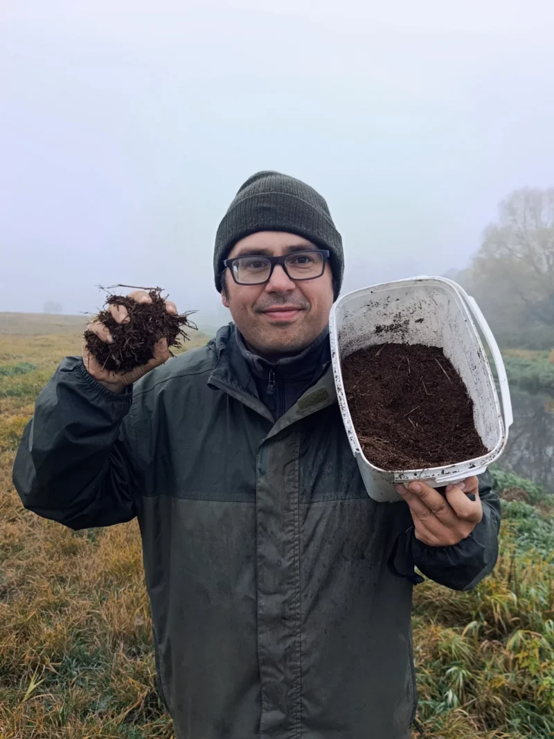 Christoph mit neuer Wurmerde von einer Wiese um die Alte auszutauschen